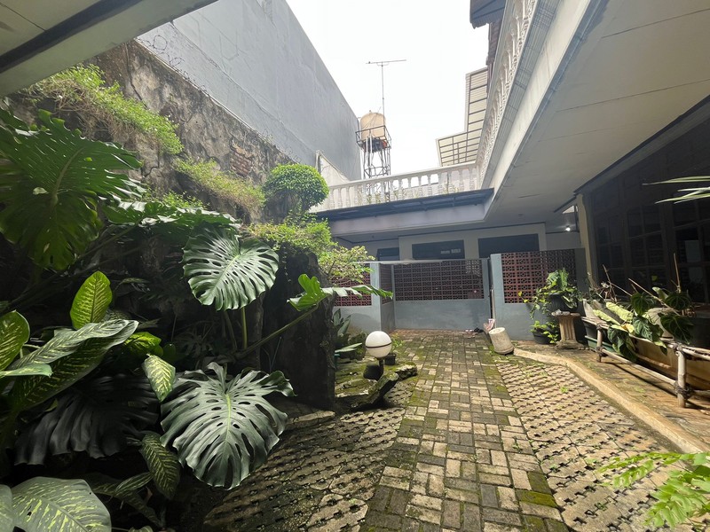 Rumah Asri Super Luas Posisi Hook Dalam Komplek Strategis di Cinere