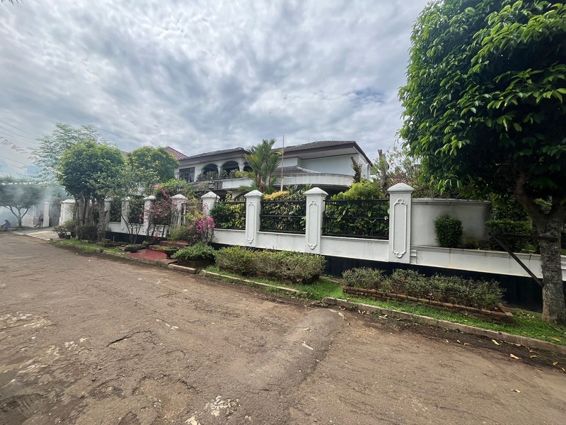 Rumah Asri Super Luas Posisi Hook Dalam Komplek Strategis di Cinere