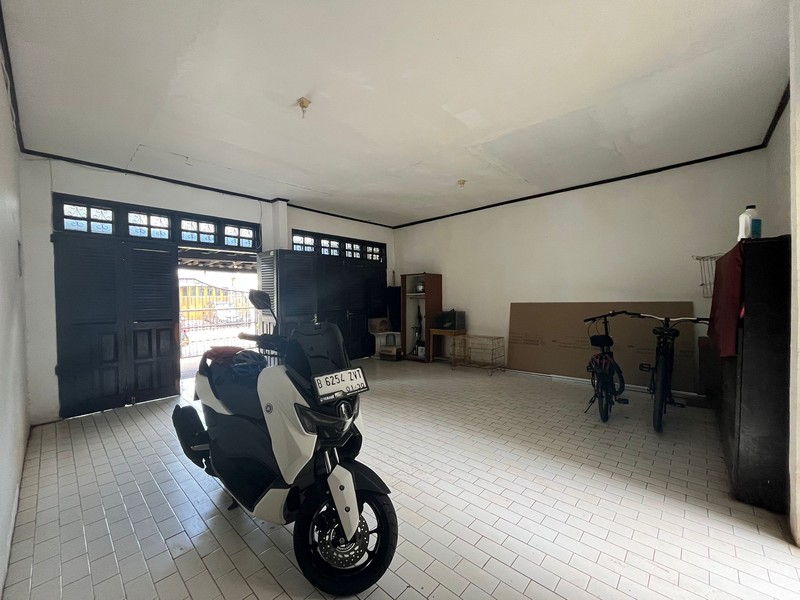 Rumah Asri Super Luas Posisi Hook Dalam Komplek Strategis di Cinere