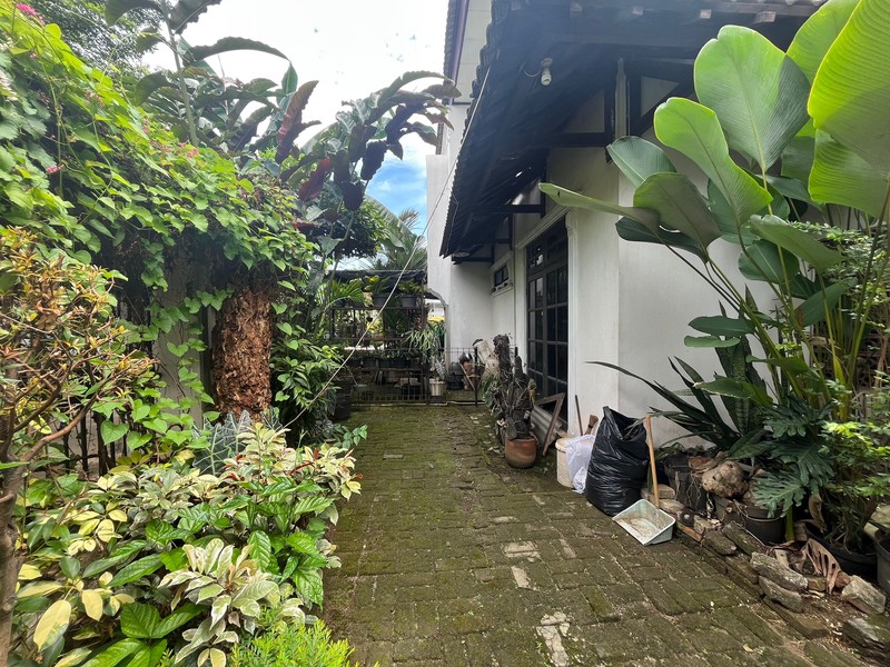 Rumah Asri Super Luas Posisi Hook Dalam Komplek Strategis di Cinere