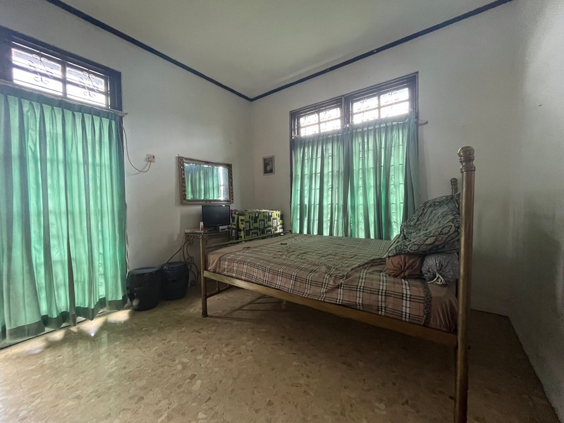 Rumah Asri Super Luas Posisi Hook Dalam Komplek Strategis di Cinere