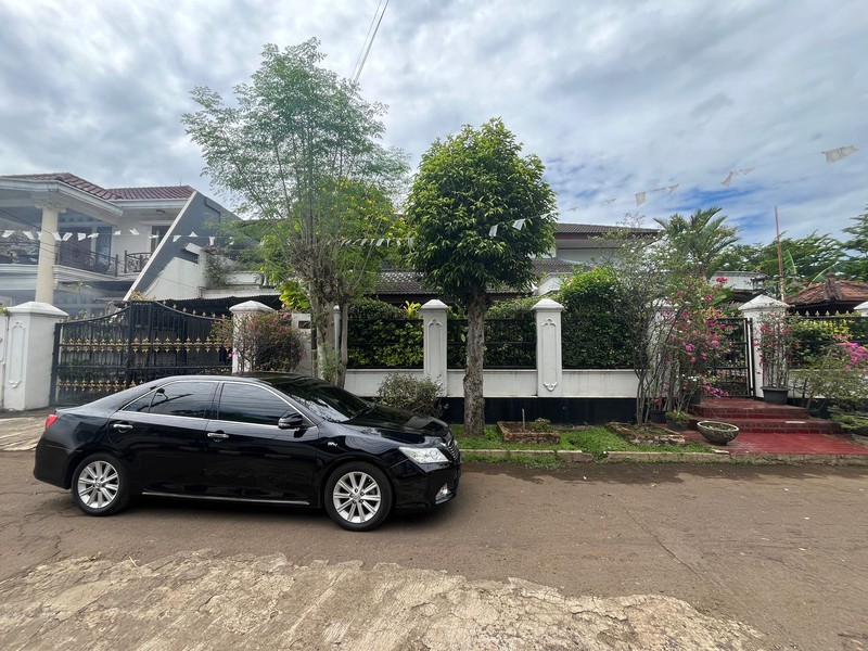 Rumah Asri Super Luas Posisi Hook Dalam Komplek Strategis di Cinere