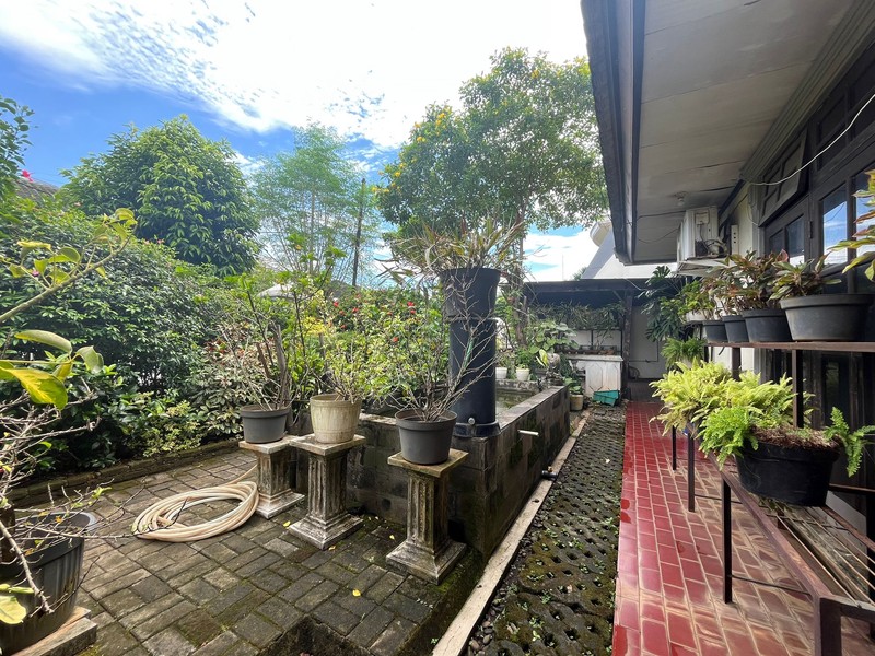 Rumah Asri Super Luas Posisi Hook Dalam Komplek Strategis di Cinere