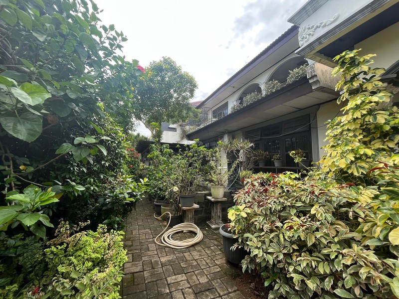 Rumah Asri Super Luas Posisi Hook Dalam Komplek Strategis di Cinere