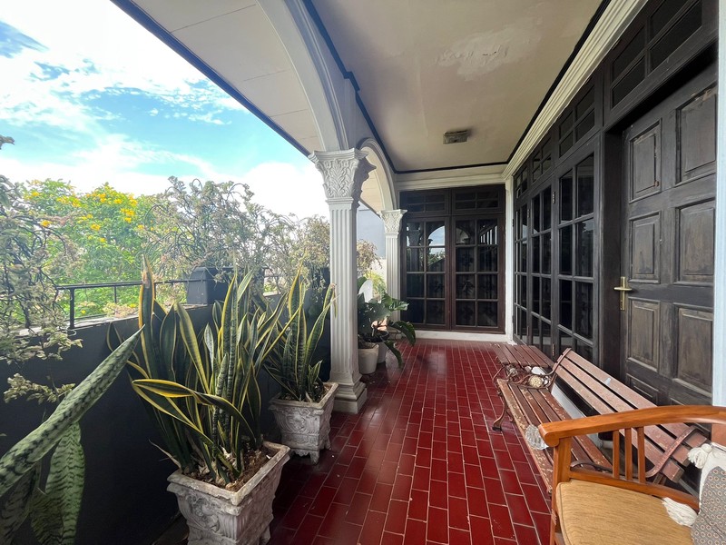 Rumah Asri Super Luas Posisi Hook Dalam Komplek Strategis di Cinere