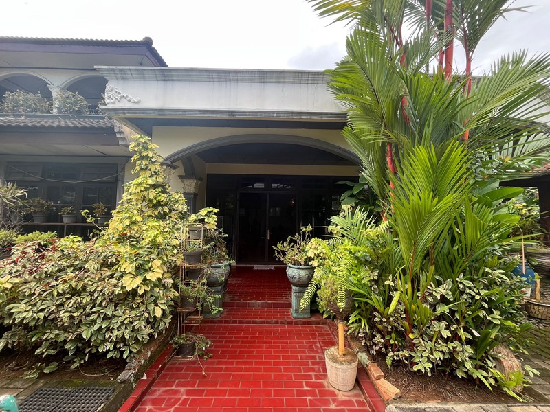 Rumah Asri Super Luas Posisi Hook Dalam Komplek Strategis di Cinere