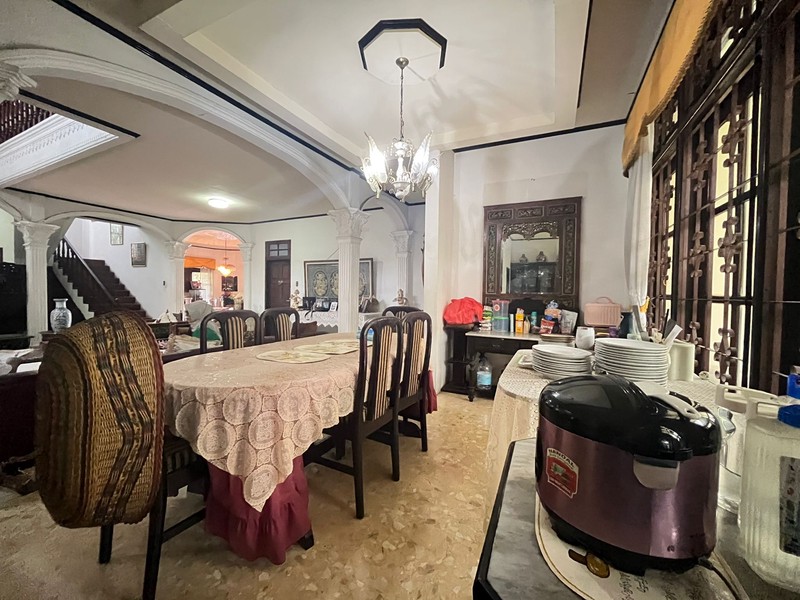 Rumah Asri Super Luas Posisi Hook Dalam Komplek Strategis di Cinere