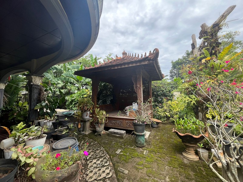 Rumah Asri Super Luas Posisi Hook Dalam Komplek Strategis di Cinere