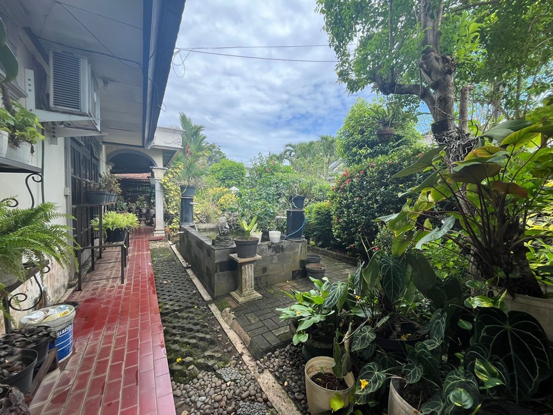 Rumah Asri Super Luas Posisi Hook Dalam Komplek Strategis di Cinere