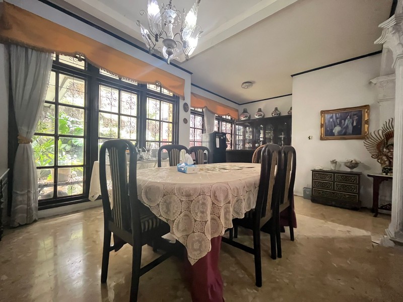 Rumah Asri Super Luas Posisi Hook Dalam Komplek Strategis di Cinere