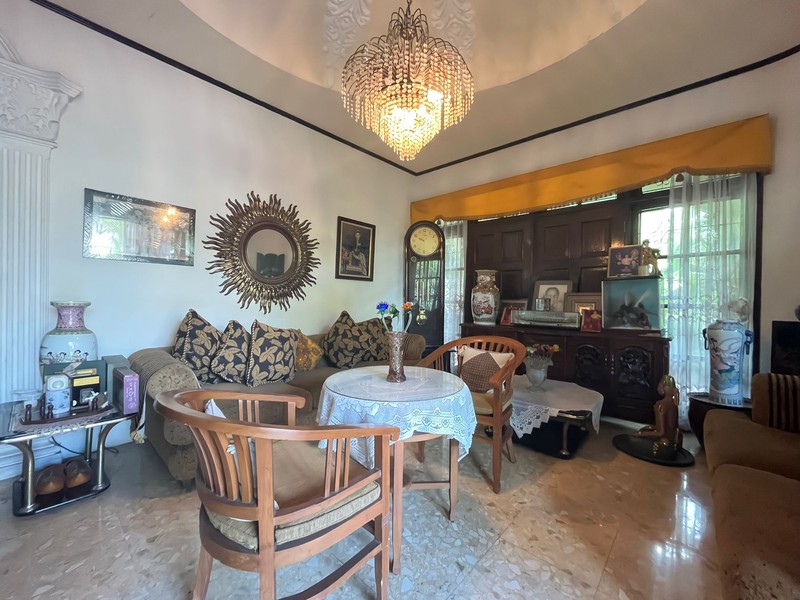 Rumah Asri Super Luas Posisi Hook Dalam Komplek Strategis di Cinere