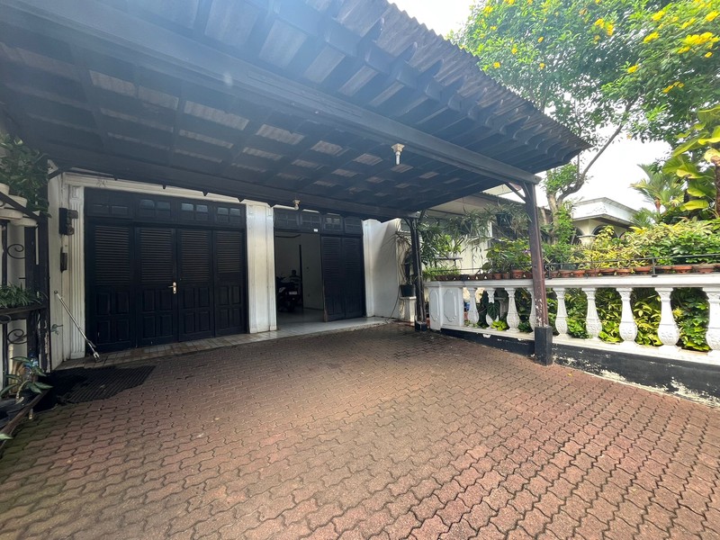 Rumah Asri Super Luas Posisi Hook Dalam Komplek Strategis di Cinere