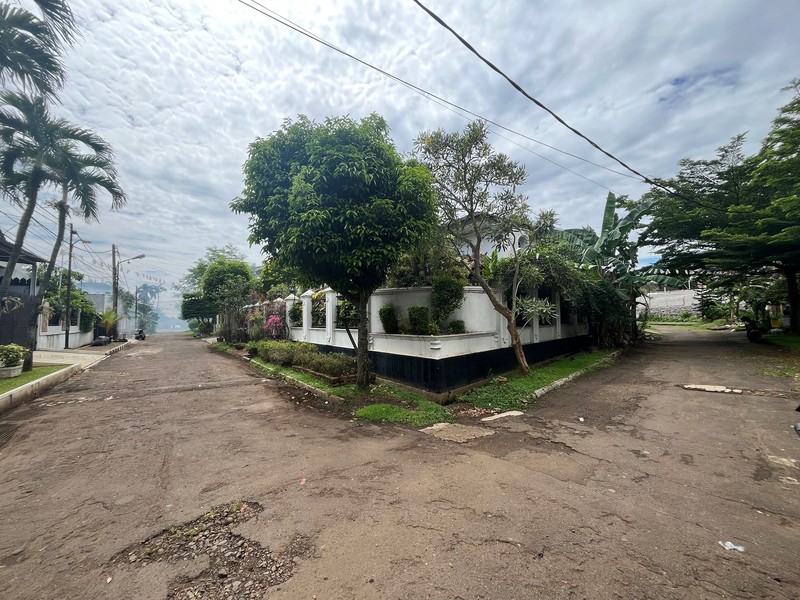 Rumah Asri Super Luas Posisi Hook Dalam Komplek Strategis di Cinere