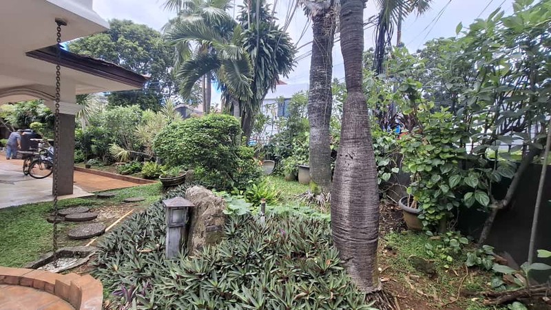 Rumah Luas di Hoek Jalan 2 Mobil di Pusat Bisnis Tebet Barat
