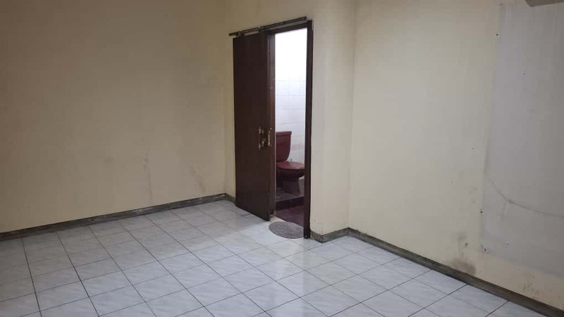Rumah Luas di Hoek Jalan 2 Mobil di Pusat Bisnis Tebet Barat