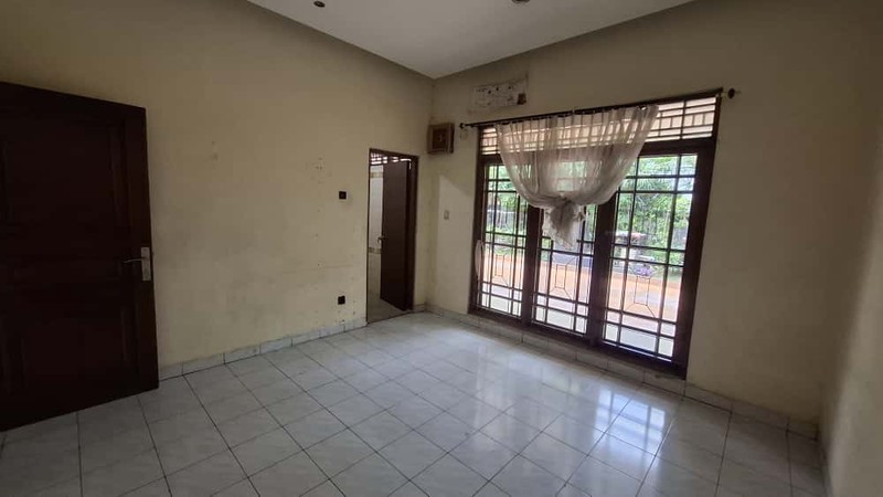 Rumah Luas di Hoek Jalan 2 Mobil di Pusat Bisnis Tebet Barat