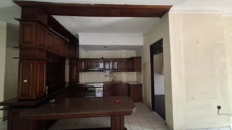 Rumah Luas di Hoek Jalan 2 Mobil di Pusat Bisnis Tebet Barat