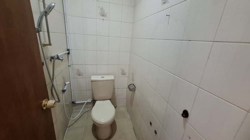 Rumah Luas di Hoek Jalan 2 Mobil di Pusat Bisnis Tebet Barat