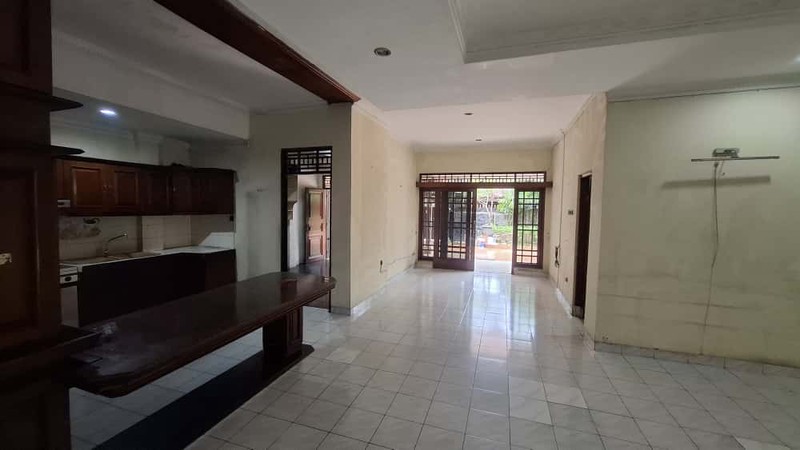 Rumah Luas di Hoek Jalan 2 Mobil di Pusat Bisnis Tebet Barat