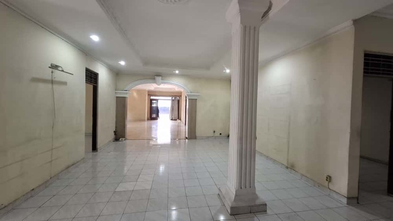 Rumah Luas di Hoek Jalan 2 Mobil di Pusat Bisnis Tebet Barat