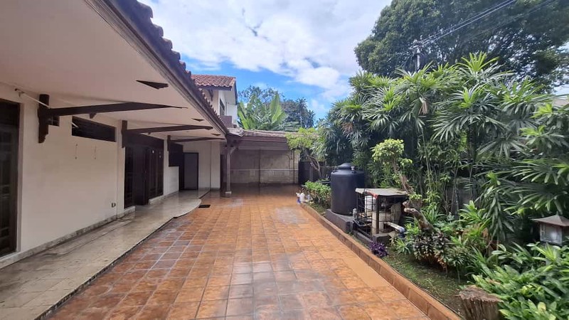 Rumah Luas di Hoek Jalan 2 Mobil di Pusat Bisnis Tebet Barat
