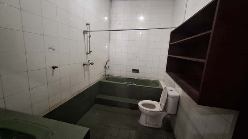 Rumah Luas di Hoek Jalan 2 Mobil di Pusat Bisnis Tebet Barat