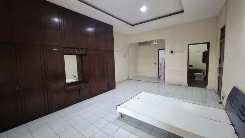 Rumah Luas di Hoek Jalan 2 Mobil di Pusat Bisnis Tebet Barat