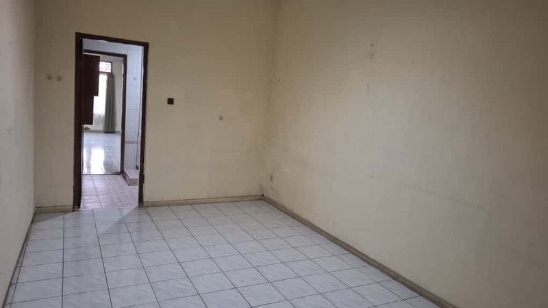 Rumah Luas di Hoek Jalan 2 Mobil di Pusat Bisnis Tebet Barat