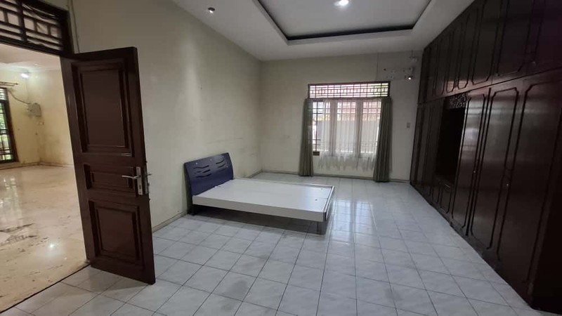 Rumah Luas di Hoek Jalan 2 Mobil di Pusat Bisnis Tebet Barat