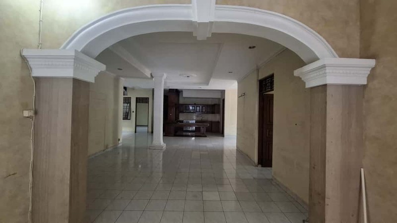 Rumah Luas di Hoek Jalan 2 Mobil di Pusat Bisnis Tebet Barat