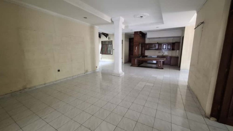 Rumah Luas di Hoek Jalan 2 Mobil di Pusat Bisnis Tebet Barat