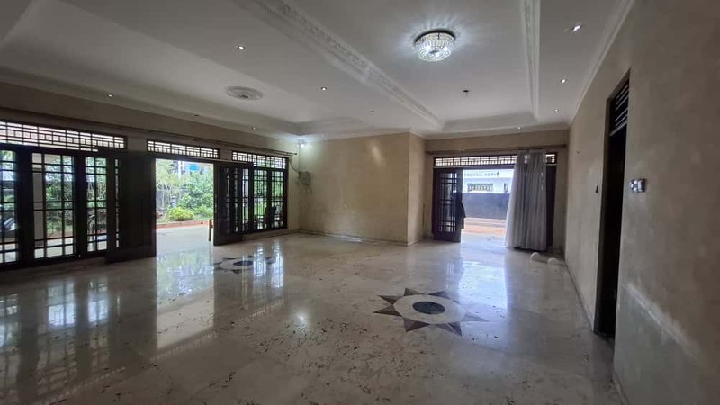 Rumah Luas di Hoek Jalan 2 Mobil di Pusat Bisnis Tebet Barat