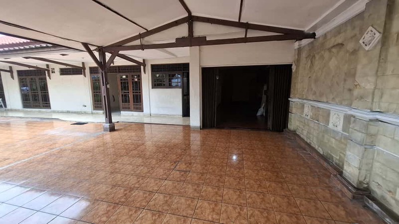 Rumah Luas di Hoek Jalan 2 Mobil di Pusat Bisnis Tebet Barat