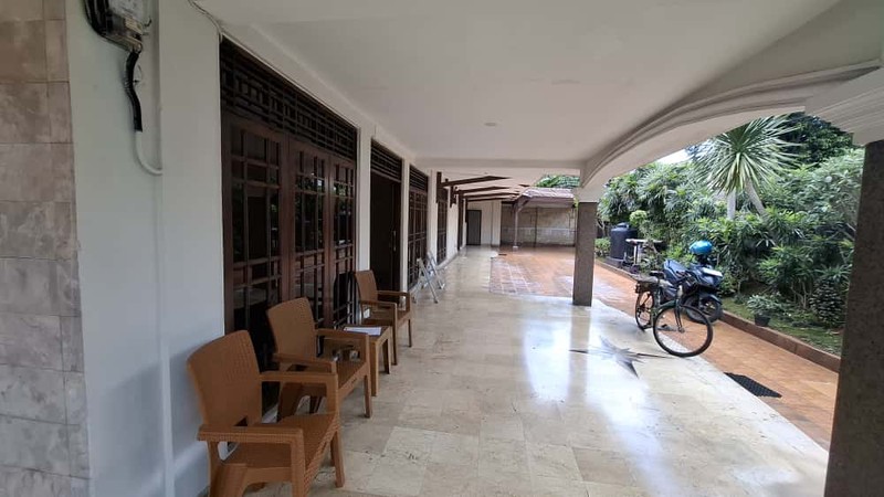 Rumah Luas di Hoek Jalan 2 Mobil di Pusat Bisnis Tebet Barat