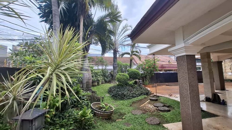 Rumah Luas di Hoek Jalan 2 Mobil di Pusat Bisnis Tebet Barat