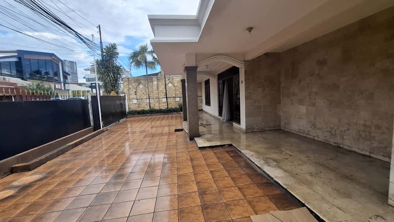 Rumah Luas di Hoek Jalan 2 Mobil di Pusat Bisnis Tebet Barat