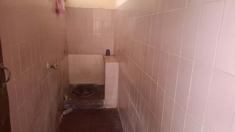 Rumah Luas di Hoek Jalan 2 Mobil di Pusat Bisnis Tebet Barat
