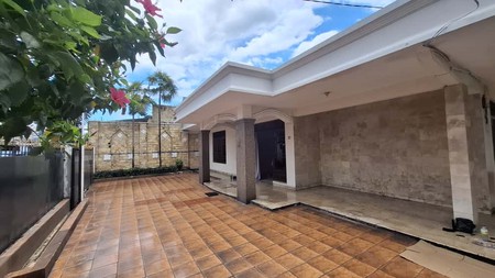 Rumah Luas di Hoek Jalan 2 Mobil di Pusat Bisnis Tebet Barat  