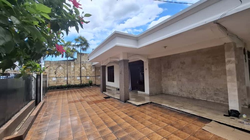 Rumah Luas di Hoek Jalan 2 Mobil di Pusat Bisnis Tebet Barat