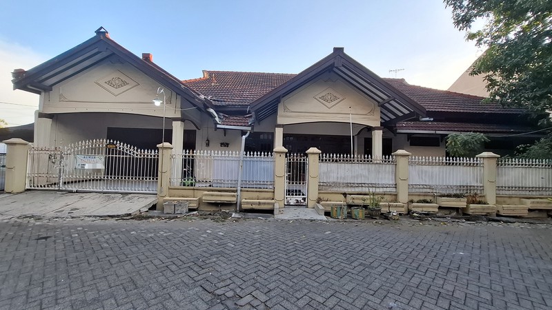 Rumah dengan Garasi Luas di Rewwin Waru - Muat 3 Mobil