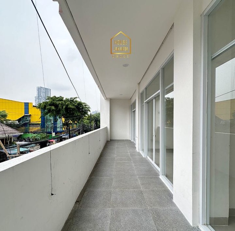 Ruko Baru 3 Lantai di Lokasi Ramai Komersial Tebet Barat, Dekat Ke Jl. MT Haryono - Jaksel