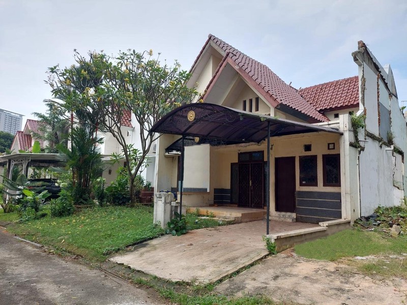 Rumah Luas di Alam Sutra LT 250 m2 LB 160 m2 Bebas Banjir