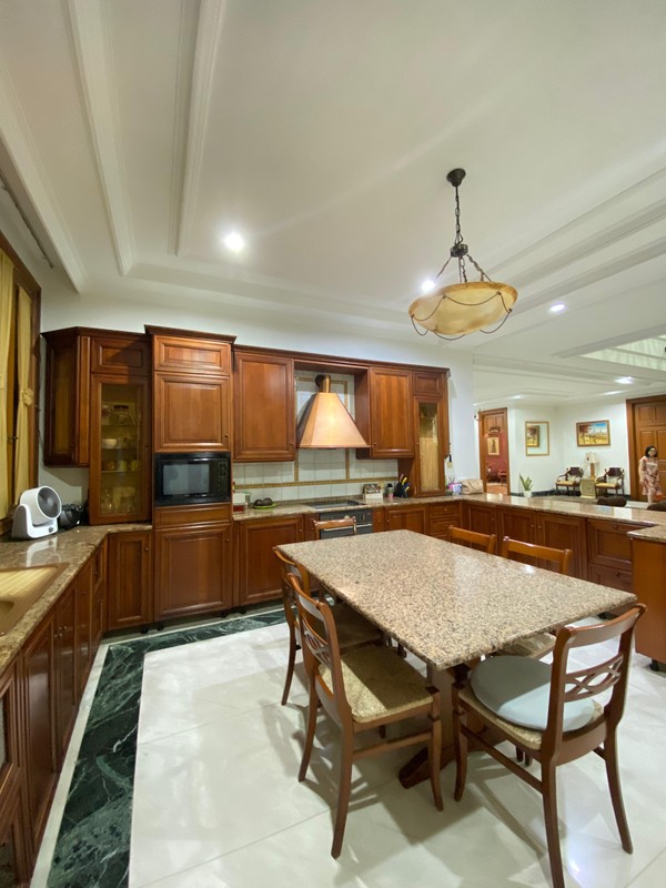 Rumah Mewah Klasik dalam Komplek Ternama Villa Cinere Mas