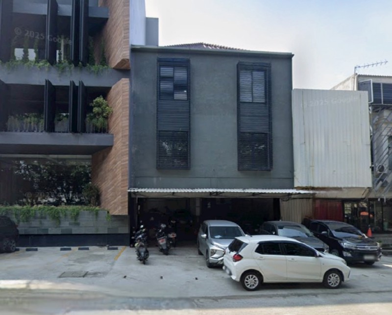 Ruko Gandeng baru bangun ulang di Boulevard Raya, Kelapa Gading.