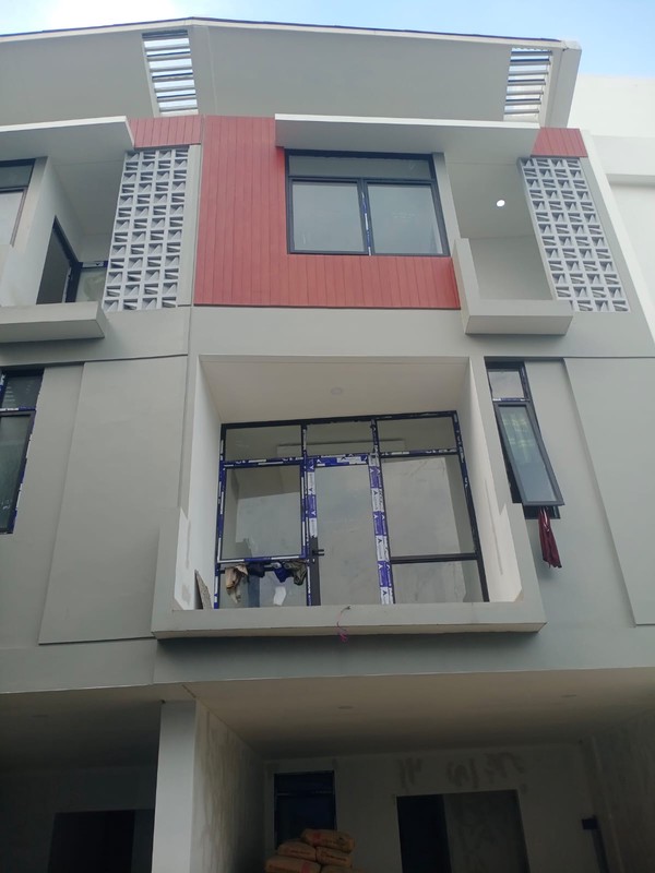 Dijual  towmhouse di saharjo tepatnya di  kecamatan cimangis 