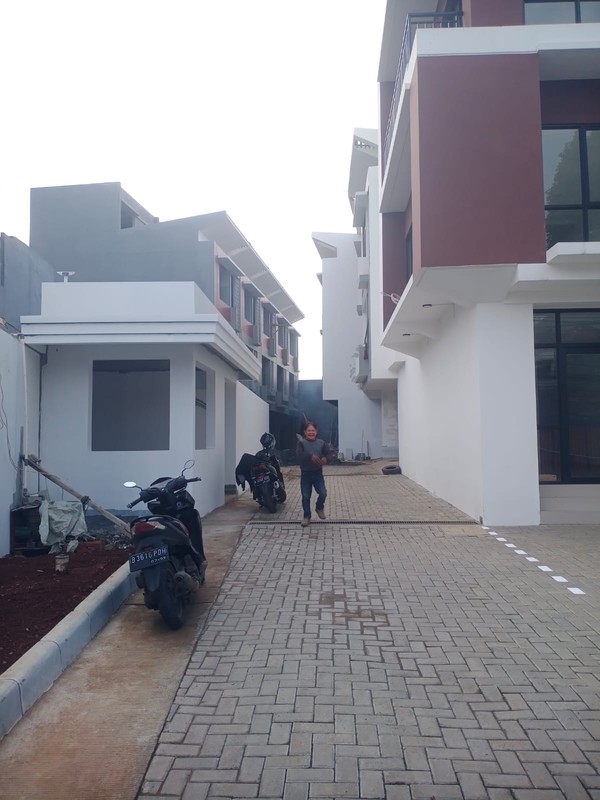 Dijual  towmhouse di saharjo tepatnya di  kecamatan cimangis 
