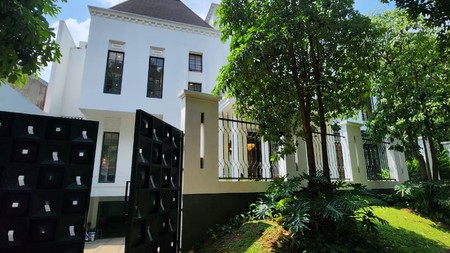 Dijual  rumah  bagus di  pondok  indah, rumah baru 3,5Lantai, ada pool, lift dan  roftop 