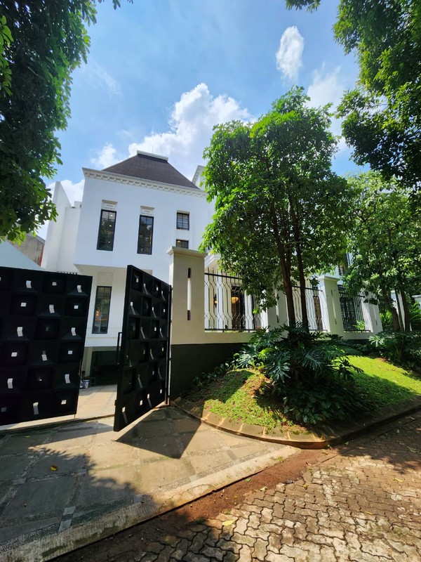 Dijual  rumah  bagus di  pondok  indah, rumah baru 3,5Lantai, ada pool, lift dan  roftop 