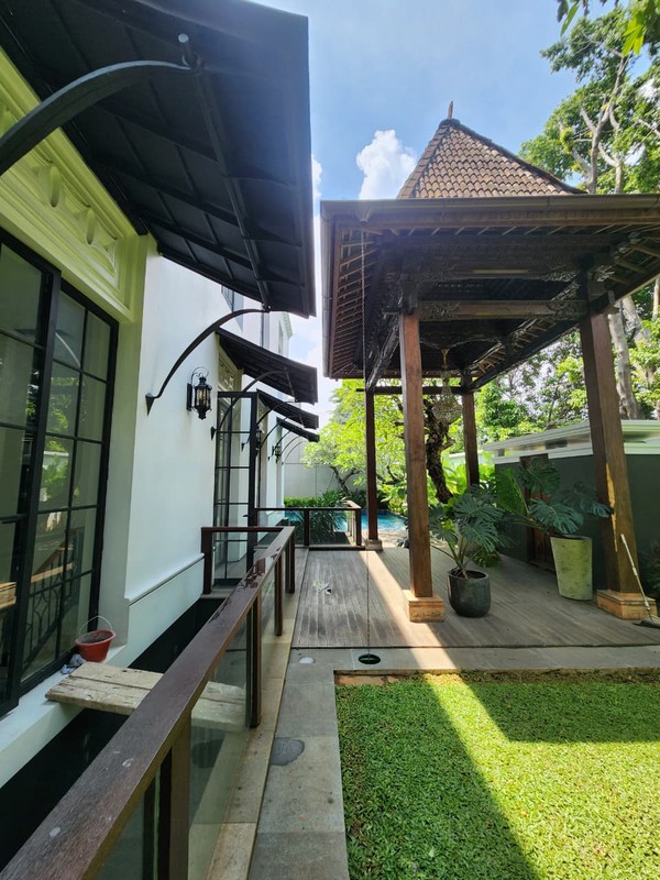Dijual  rumah  bagus di  pondok  indah, rumah baru 3,5Lantai, ada pool, lift dan  roftop 