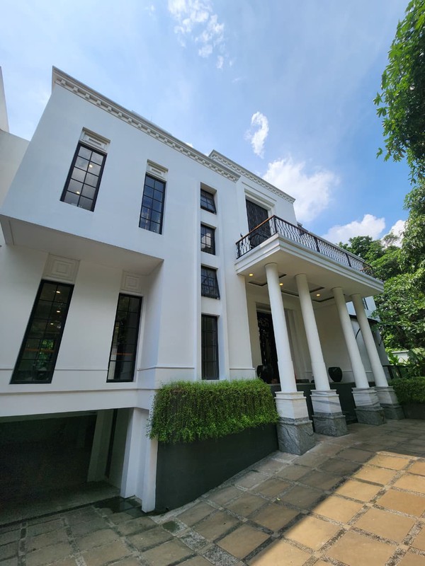 Dijual  rumah  bagus di  pondok  indah, rumah baru 3,5Lantai, ada pool, lift dan  roftop 